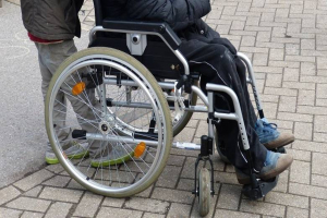 Μυτιλήνη: Δυο γείτονες χάρισαν σε άστεγο ανάπηρο νέο αναπηρικό αμαξίδιο