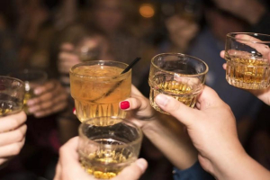 Ανήλικοι με αλκοόλ στο Καρλόβασι – Δύο συλλήψεις από την αστυνομία