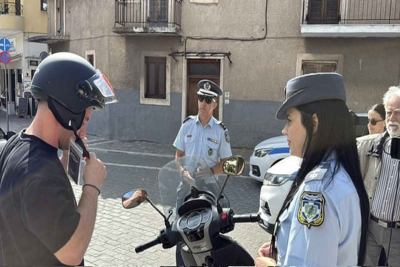 Ούτε οι συνεπιβάτες δεν γλίτωσαν! «Βροχή» τα πρόστιμα στα νησιά του Βορείου Αιγαίου για μη χρήση κράνους!