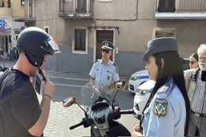 Ούτε οι συνεπιβάτες δεν γλίτωσαν! «Βροχή» τα πρόστιμα στα νησιά του Βορείου Αιγαίου για μη χρήση κράνους!