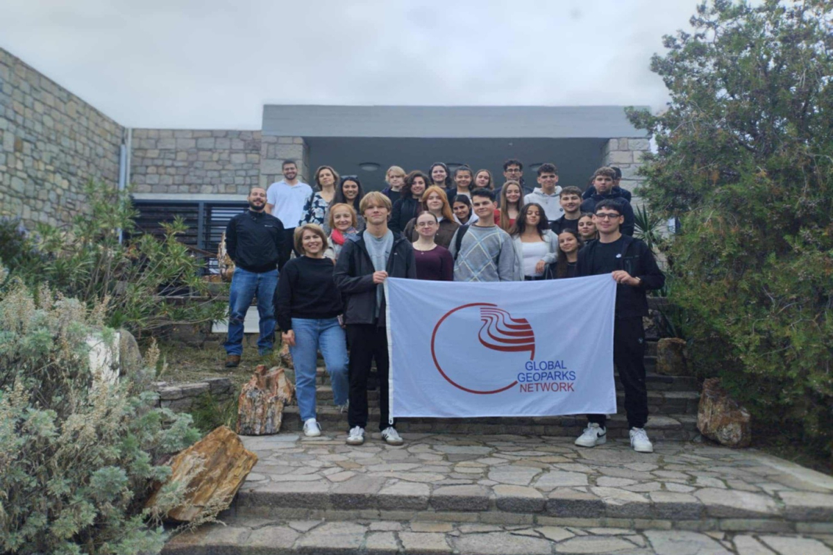 Πυκνώνουν οι εκπαιδευτικές επισκέψεις σχολείων στο Απολιθωμένο Δάσος και το Γεωπάρκο Λέσβου