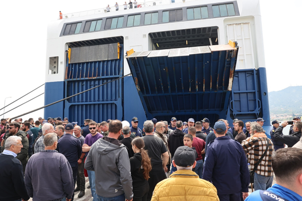 Μυτιλήνη: Δεν υποχωρούν οι κτηνοτρόφοι – Ένταση στο λιμάνι – Δεν επέτρεψαν αποβίβαση φορτηγών