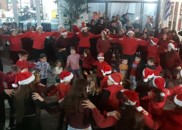 Χριστουγεννιάτικη μαγεία στα Μιστεγνά το δέντρο άναψε και το χωριό γέμισε χαμόγελα!