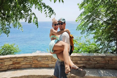 Ηλιάνα Μαυρομάτη και Στάθης Κόικας απολαμβάνουν τον έρωτά τους στην Ικαρία – Δείτε φωτογραφίες