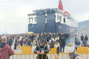 Τρίτο 24ωρο αποκλεισμού στο λιμάνι της Μυτιλήνης (ΒΙΝΤΕΟ)