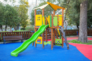 Ολοκληρώθηκε η ανακατασκευή της παιδικής χαράς στο πάρκο Καραπαναγιώτη από τον Δήμο Μυτιλήνης