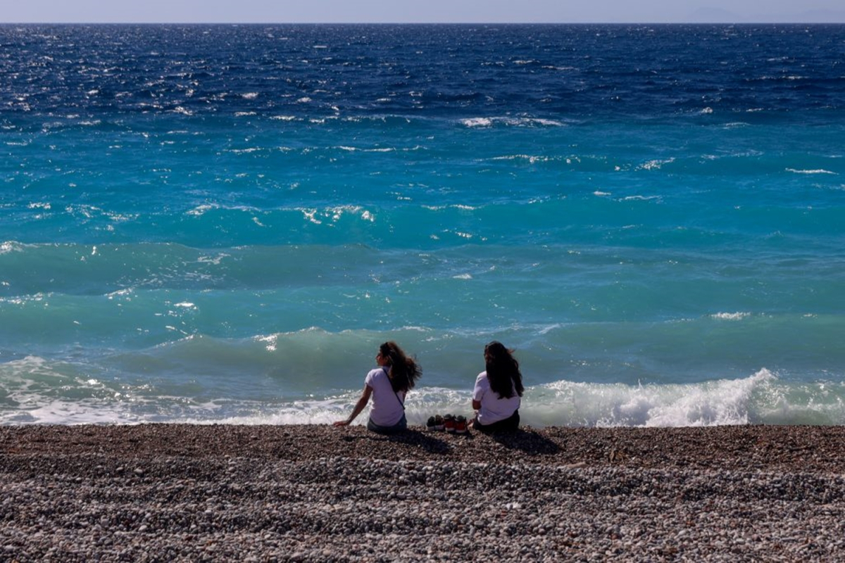 Καιρός: Εξασθένηση ανέμων σε πολλές περιοχές – Επιμένουν τα μελτέμια στο Αιγαίο