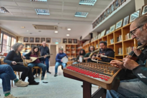 Διεθνείς μουσικοί “μαγεύτηκαν” από την Αγιάσο – Δείτε τι έγινε στο Αναγνωστήριο