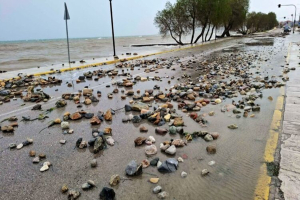 Σαρωτικό το πέρασμα της κακοκαιρίας από τη Χίο – Ζημιές σε οχήματα στο αεροδρόμιο (pics)