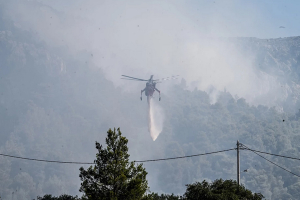 Λέσβος: Σε δύο μέτωπα η φωτιά στο Μανταμάδο – Ενισχύονται τα επίγεια και εναέρια μέσα