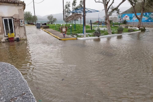 Κύματα και νότιοι άνεμοι έπνιξαν τη Σκάλα Λουτρών