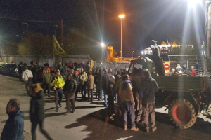 Αγρότες απέκλεισαν το λιμάνι της Μυτιλήνης, πλοίο έφυγε χωρίς επιβάτες και οχήματα (Βίντεο)