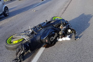 Μηχανή συγκρούστηκε με ΙΧ – Τραυματισμός 21χρονου στη Χίο