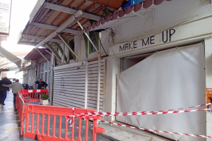 Ετοιμόρροπο κτήριο στη Σάμο: Πτώση υλικών, σύλληψη ιδιοκτήτη και κλείσιμο δρόμου