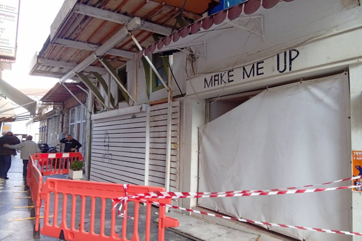 Ετοιμόρροπο κτήριο στη Σάμο: Πτώση υλικών, σύλληψη ιδιοκτήτη και κλείσιμο δρόμου