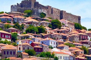 Επίσκεψη στο επιβλητικό κάστρο του Μολύβου με την μαγική θέα στο Αιγαίο