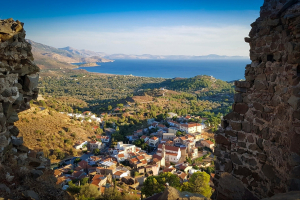 Ο γολγοθάς μιας Γερμανίδας να τοποθετήσει την τέφρα του συζύγου της σε χωριό στην Χίο