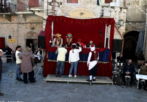 Λαϊκή Συσπείρωση: Σφοδρή καταγγελία για ρατσιστική «σάτιρα» στο έθιμο του Αγά στη Χίο