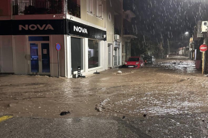 Βούλιαξε η Λέσβος από τις καταιγίδες: “Έσπασε” το ποτάμι στην Καλλονή – Πλημμύρισαν αυλές και αυτοκίνητα