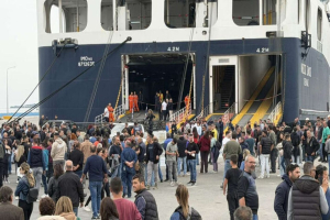 Λέσβος: «Ο κόμπος έφτασε στο χτένι» – Μαζική κινητοποίηση με πολύωρο αποκλεισμό του λιμανιού από τους αγροτοκτηνοτρόφους