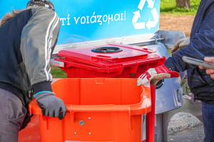 Ξεκίνησε η τοποθέτηση κάδων ανακύκλωσης σε σχολεία της πόλης από τον Δήμο Μυτιλήνης